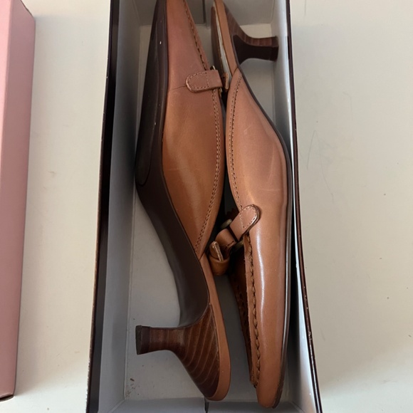 Women’s Bandolino Leather Kitten Heels (like new in box) - Picture 3 of 5